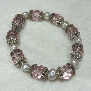Pearl bracelet with pink beads